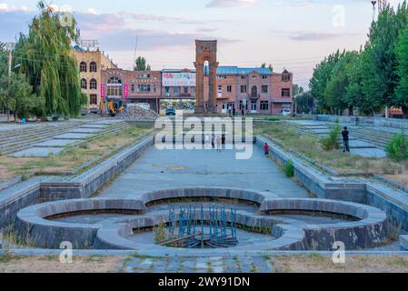 Gyumri, Arménie, 2 septembre 2023 : coucher de soleil des enfants jouant dans le centre de Gyumri, Arménie Banque D'Images