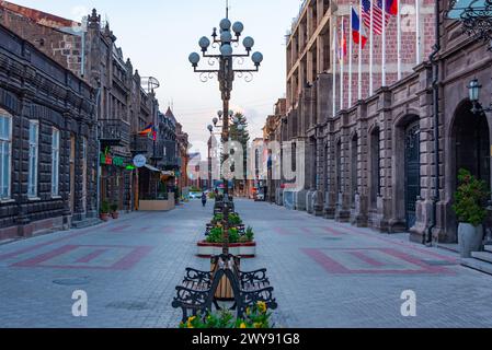 Gyumri, Arménie, 3 septembre 2023 : coucher de soleil vue sur une rue dans le centre de Gyumri, Arménie Banque D'Images