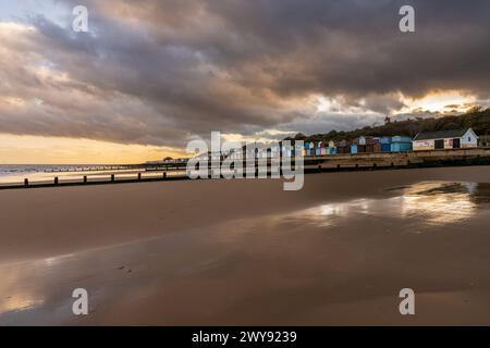 Cabanes de plage sur la côte de la mer du Nord à Frinton-on-Sea, Essex, Angleterre, Royaume-Uni Banque D'Images