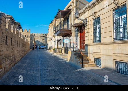 Bakou, Azerbaïdjan, 16 septembre 2023 : vue d'une rue historique de Bakou, Azerbaïdjan Banque D'Images