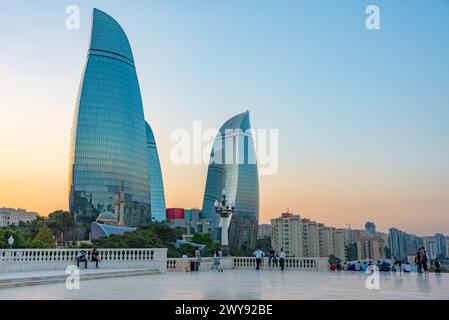 Bakou, Azerbaïdjan, 16 septembre 2023 : vue du coucher du soleil sur les tours de flammes à Bakou, Azerbaïdjan Banque D'Images