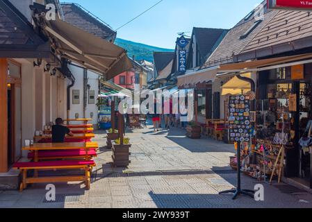 Travnik, Bosnie-Herzégovine, 16 juillet 2023 : rue dans la vieille ville de Travnik, Bosnie-Herzégovine Banque D'Images