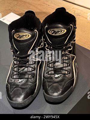 New York, New York, États-Unis. 4 avril 2024. SHAQUILLE O'NEAL Phoenix Suns 2008 - 2009 jeu porté taille 22 sneakers est. $5 000 - $15,000, vu pendant Sotheby's Sports week New York. (Crédit image : © Nancy Kaszerman/ZUMA Press Wire) USAGE ÉDITORIAL SEULEMENT! Non destiné à UN USAGE commercial ! Banque D'Images