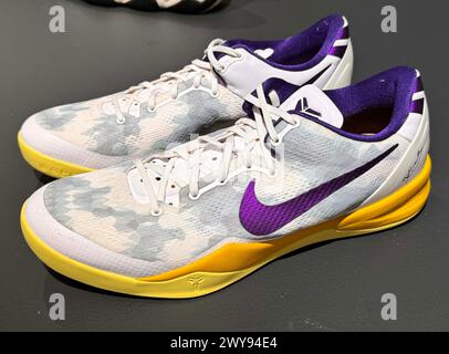 New York, New York, États-Unis. 4 avril 2024. KOBE BRYANT Los Angeles Lakers 2012 - 2013 jeu de baskets portées, est. $20 000 - $30,000, vu pendant Sotheby's Sports week New York. (Crédit image : © Nancy Kaszerman/ZUMA Press Wire) USAGE ÉDITORIAL SEULEMENT! Non destiné à UN USAGE commercial ! Banque D'Images