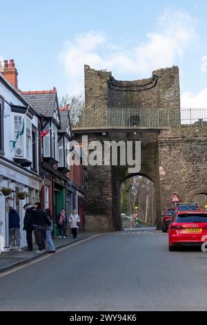 Maisons, rue, porte de ville, Conwy, pays de Galles, grande-Bretagne Banque D'Images