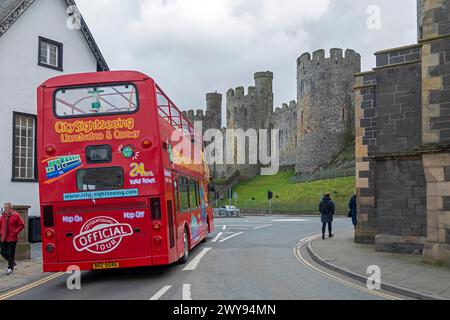 Bus à impériale, château, Conwy, pays de Galles, Grande-Bretagne Banque D'Images