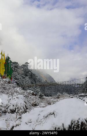 hiver froid glacial dans la vallée de yumthang, drapeaux de prière bouddhistes volant dans la vallée, entouré par les montagnes et la forêt de l'himalaya, au nord du sikkim en inde Banque D'Images