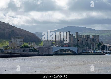 Château, pont, bus à impériale, River Conwy, Conwy, pays de Galles, Grande-Bretagne Banque D'Images