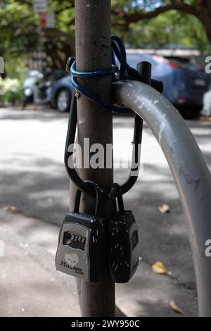 Coffres-forts à clés attachés à un poteau utilitaire collection disgracieuse boîtes à clés de serrure à combinaison pour Airbnb appartement à court terme laissant Darlinghurst Banque D'Images