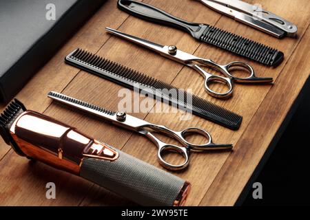 Outils de barbier professionnels disposés sur la surface en bois pour la session de toilettage pour hommes Banque D'Images