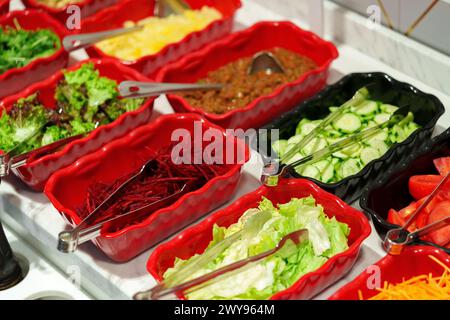 Buffet de salades coloré présentant une gamme d'ingrédients frais pendant le brunch Banque D'Images