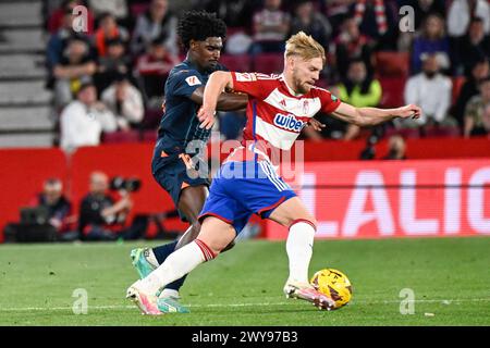 Grenade, Grenade, Espagne. 4 avril 2024. Kamil Jozwiak de Granada CF concourt pour le ballon avec Thierry Correia de Valencia CF lors du match de Liga entre Granada CF et Valencia CF au stade Nuevo Los CÃrmenes le 04 avril 2024 à Grenade, Espagne. (Crédit image : © José M Baldomero/Pacific Press via ZUMA Press Wire) USAGE ÉDITORIAL SEULEMENT! Non destiné à UN USAGE commercial ! Banque D'Images