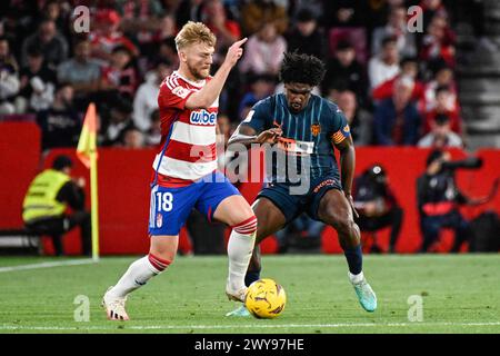 Grenade, Grenade, Espagne. 4 avril 2024. Kamil Jozwiak de Granada CF concourt pour le ballon avec Thierry Correia de Valencia CF lors du match de Liga entre Granada CF et Valencia CF au stade Nuevo Los CÃrmenes le 04 avril 2024 à Grenade, Espagne. (Crédit image : © José M Baldomero/Pacific Press via ZUMA Press Wire) USAGE ÉDITORIAL SEULEMENT! Non destiné à UN USAGE commercial ! Banque D'Images