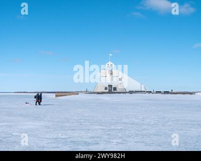 La tour de guet Majakka sur la plage gelée de Nallikari à Oulu, Finlande Banque D'Images