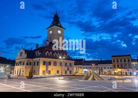 Brasov, Roumanie, 15 août 2023 : vue au lever du soleil de l'hôtel de ville sur la place du Conseil à Brasov, Roumanie Banque D'Images