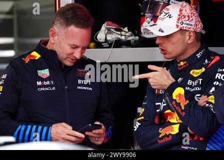 Suzuka, Japon. 05th Apr, 2024. (Gauche à droite) : Christian Horner (GBR) Red Bull Racing Team principal avec Max Verstappen (NLD) Red Bull Racing. 05.04.2024. Championnat du monde de formule 1, route 4, Grand Prix du Japon, Suzuka, Japon, journée d'entraînement. Le crédit photo devrait se lire : XPB/Alamy Live News. Banque D'Images