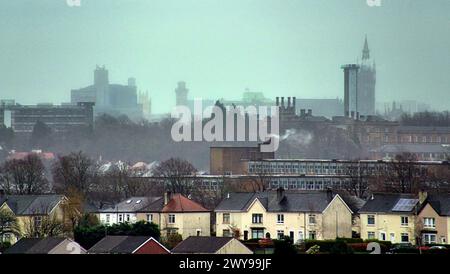 Glasgow, Écosse, Royaume-Uni. 5 avril 2024 : Météo britannique : la tempête Kathleen a accueilli les Glaswegiens ce matin avec de fortes pluies donnant une visibilité limitée sous le ciel nuageux au-dessus de l'extrémité ouest et de l'université de glasgow dans la ville. Crédit Gerard Ferry/Alamy Live News Banque D'Images