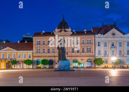 Novi Sad, Serbie, 24 juillet 2023 : vue nocturne de la place Trg Slobode dans le centre de la ville serbe Novi Sad Banque D'Images