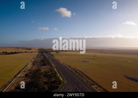 Aérienne de Lincoln Highway alors qu'elle traverse des champs de blé approchant de la récolte à Arno Bay, Australie méridionale Banque D'Images