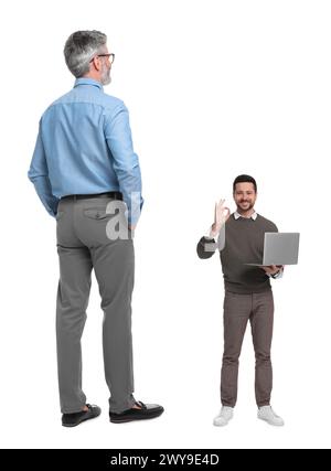 Patron géant et petit homme heureux sur fond blanc Banque D'Images