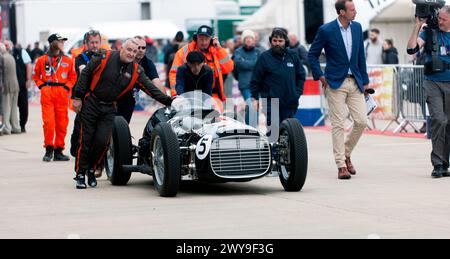 Une version de continuation de la légendaire formule 1 BRM V16 d'avant-guerre, dans le paddock international, au Festival de Silverstone 2023. Banque D'Images
