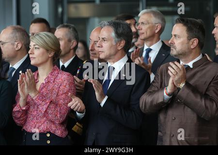 Bruxelles, Belgique. 4 avril 2024. La ministre des Affaires étrangères du Canada, Melanie Joly, le secrétaire d’État américain Antony Blinken et le premier ministre luxembourgeois, Xavier Bettel (gauche-droite, avant) assistent à une cérémonie marquant le 75e anniversaire de l’OTAN au siège de l’OTAN à Bruxelles, en Belgique, le 4 avril 2024. L'OTAN a célébré jeudi le 75e anniversaire de la signature du Traité de l'Atlantique Nord. Crédit : Zhao Dingzhe/Xinhua/Alamy Live News Banque D'Images