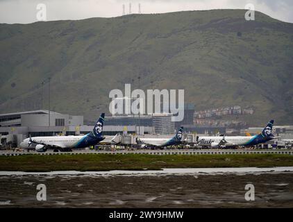 San Francisco. 4 avril 2024. Cette photo prise le 4 avril 2024 montre des avions d'Alaska Airlines à l'aéroport international de San Francisco à San Francisco, aux États-Unis. Boeing a versé à Alaska Airlines 160 millions de dollars américains en compensation au premier trimestre pour l'immobilisation du 737 Max 9, selon la compagnie aérienne. Crédit : Li Jianguo/Xinhua/Alamy Live News Banque D'Images