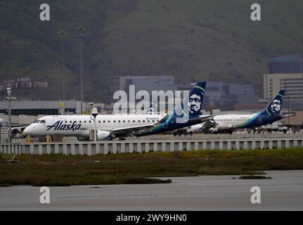San Francisco. 4 avril 2024. Cette photo prise le 4 avril 2024 montre des avions d'Alaska Airlines à l'aéroport international de San Francisco à San Francisco, aux États-Unis. Boeing a versé à Alaska Airlines 160 millions de dollars américains en compensation au premier trimestre pour l'immobilisation du 737 Max 9, selon la compagnie aérienne. Crédit : Li Jianguo/Xinhua/Alamy Live News Banque D'Images