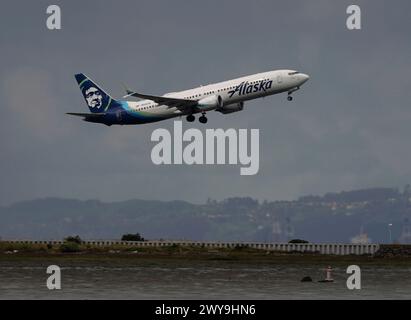 San Francisco, États-Unis. 4 avril 2024. Un avion d'Alaska Airlines décolle de l'aéroport international de San Francisco à San Francisco, aux États-Unis, le 4 avril 2024. Boeing a versé à Alaska Airlines 160 millions de dollars américains en compensation au premier trimestre pour l'immobilisation du 737 Max 9, selon la compagnie aérienne. Crédit : Li Jianguo/Xinhua/Alamy Live News Banque D'Images