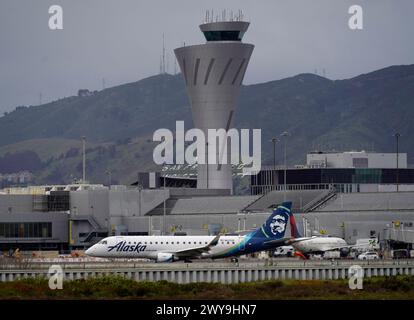 San Francisco. 4 avril 2024. Cette photo prise le 4 avril 2024 montre un avion d'Alaska Airlines à l'aéroport international de San Francisco à San Francisco, aux États-Unis. Boeing a versé à Alaska Airlines 160 millions de dollars américains en compensation au premier trimestre pour l'immobilisation du 737 Max 9, selon la compagnie aérienne. Crédit : Li Jianguo/Xinhua/Alamy Live News Banque D'Images