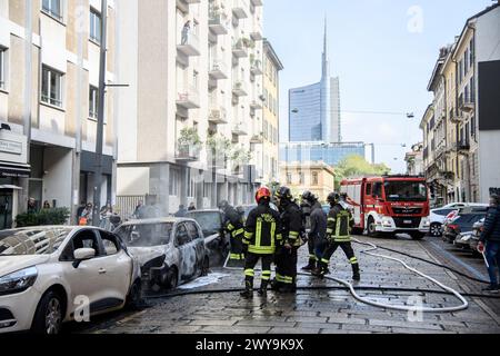 Milan, Italie. 05th Apr, 2024. Auto in fiamme in via San Marco, vigili del fuoco al lavoro per domare l'incendio - Venerd&#xec ; 05 Aprile 2024(Foto Claudio Furlan/Lapresse) crédit : LaPresse/Alamy Live News Banque D'Images