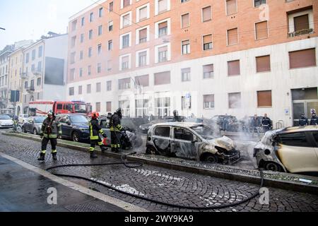 Milan, Italie. 05th Apr, 2024. Auto in fiamme in via San Marco, vigili del fuoco al lavoro per domare l'incendio - Venerd&#xec ; 05 Aprile 2024(Foto Claudio Furlan/Lapresse) crédit : LaPresse/Alamy Live News Banque D'Images