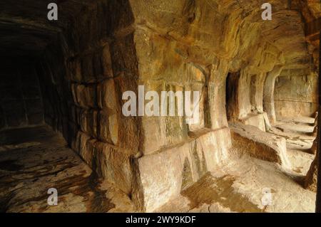 Temple de la grotte de Panchapandava, site du patrimoine mondial de l'UNESCO, Mahabalipuram, Tamil Nadu, Inde, Asie Copyright : MichaelxSzafarczyk 1235-1512 Banque D'Images