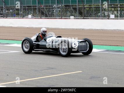 Une version de continuation de la légendaire formule 1 BRM V16 d'avant-guerre, en démonstration au Festival de Silverstone 2023. Banque D'Images