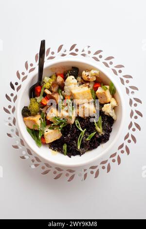 Vue aérienne du plat de salade de tofu dans un bol blanc Banque D'Images
