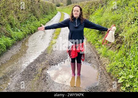 Devon, Royaume-Uni. 5 avril 2024. Météo britannique : les nids de poule sont un problème dans les ruelles autour de Dunsford, Devon. Raich Keene Credit sur la photo : Nidpor/Alamy Live News Banque D'Images