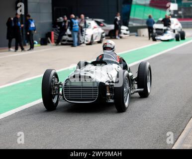 Une version de continuation de la légendaire formule 1 BRM V16 d'avant-guerre, en démonstration au Festival de Silverstone 2023. Banque D'Images