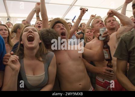 Coupe du monde de football 2006. Angleterre v Portugal. La fusillade de pénalité sur l'Angleterre perdit. Les fans ont été photographiés dans une chapiteau de tente de bière regardant le match de football sur des téléviseurs spécialement érigés. Oxfordshire UK années 2000 HOMER SYKES. Banque D'Images