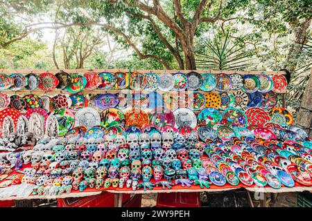 Poterie mexicaine colorée sur un marché en plein air à Chichen-Itza Banque D'Images