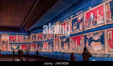 ANGERS, FRANCE, 23 MARS 2024 : tapisserie médiévale apocalypse, de Jean Bandol et Nicolas bataille, XIVe siècle, château d'Angers, france Banque D'Images