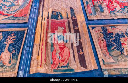 ANGERS, FRANCE, 23 MARS 2024 : tapisserie médiévale apocalypse, de Jean Bandol et Nicolas bataille, XIVe siècle, château d'Angers, france Banque D'Images