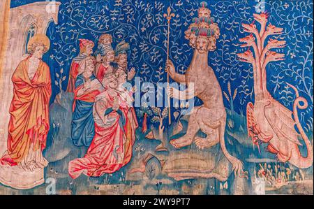 ANGERS, FRANCE, 23 MARS 2024 : tapisserie médiévale apocalypse, de Jean Bandol et Nicolas bataille, XIVe siècle, château d'Angers, france Banque D'Images