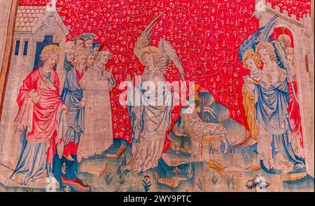 ANGERS, FRANCE, 23 MARS 2024 : tapisserie médiévale apocalypse, de Jean Bandol et Nicolas bataille, XIVe siècle, château d'Angers, france Banque D'Images