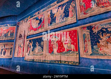 ANGERS, FRANCE, 23 MARS 2024 : tapisserie médiévale apocalypse, de Jean Bandol et Nicolas bataille, XIVe siècle, château d'Angers, france Banque D'Images