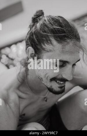 Portrait en noir et blanc d'un homme souriant. Gros plan. Banque D'Images