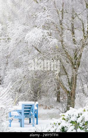 Meubles de jardin recouverts de neige sur terrasse en hiver Banque D'Images