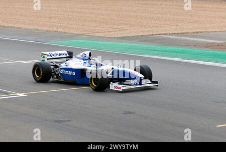 Ted Zorbas dans Jacques Villeneuve's, 1997, Williams FW19 lors de la démonstration du 75e anniversaire du Grand prix à Silverstone. Banque D'Images