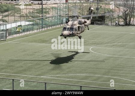 Jérusalem, Israël. 5 avril 2024. Les FDI blessées sur le champ de bataille sont évacuées médicalement vers le centre médical Shaare Zedek à Jérusalem par la 669e unité tactique spéciale de sauvetage. Israël est engagé dans une guerre avec le Hamas à la suite de tirs massifs de roquettes depuis la bande de Gaza en Israël le 7 octobre 2023, de l'infiltration d'hommes armés en territoire israélien, du massacre de 1 400 femmes et enfants civils dans leurs maisons et de la prise d'otages de quelque 240 civils, dont des bébés et des enfants, et soldats. Crédit : NIR Alon/Alamy Live News Banque D'Images