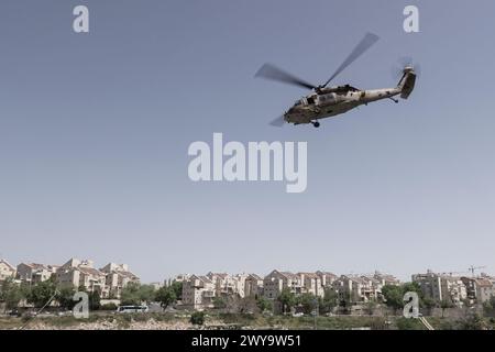 Jérusalem, Israël. 5 avril 2024. Les FDI blessées sur le champ de bataille sont évacuées médicalement vers le centre médical Shaare Zedek à Jérusalem par la 669e unité tactique spéciale de sauvetage. Israël est engagé dans une guerre avec le Hamas à la suite de tirs massifs de roquettes depuis la bande de Gaza en Israël le 7 octobre 2023, de l'infiltration d'hommes armés en territoire israélien, du massacre de 1 400 femmes et enfants civils dans leurs maisons et de la prise d'otages de quelque 240 civils, dont des bébés et des enfants, et soldats. Crédit : NIR Alon/Alamy Live News Banque D'Images