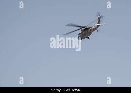 Jérusalem, Israël. 5 avril 2024. Les FDI blessées sur le champ de bataille sont évacuées médicalement vers le centre médical Shaare Zedek à Jérusalem par la 669e unité tactique spéciale de sauvetage. Israël est engagé dans une guerre avec le Hamas à la suite de tirs massifs de roquettes depuis la bande de Gaza en Israël le 7 octobre 2023, de l'infiltration d'hommes armés en territoire israélien, du massacre de 1 400 femmes et enfants civils dans leurs maisons et de la prise d'otages de quelque 240 civils, dont des bébés et des enfants, et soldats. Crédit : NIR Alon/Alamy Live News Banque D'Images